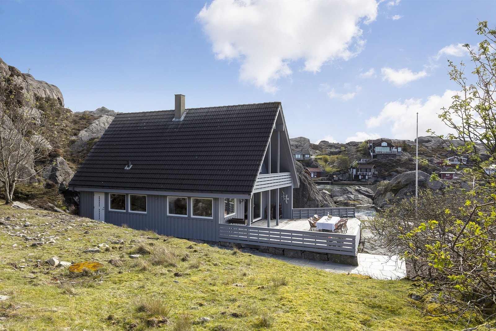 Hytta har en solid ringmur av naturstein og stående trekledning. Galleribilde
