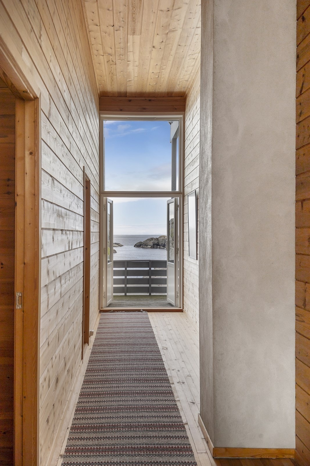 Fra gangen i andre etasje er det utgang til en balkong på 12 m². Galleribilde