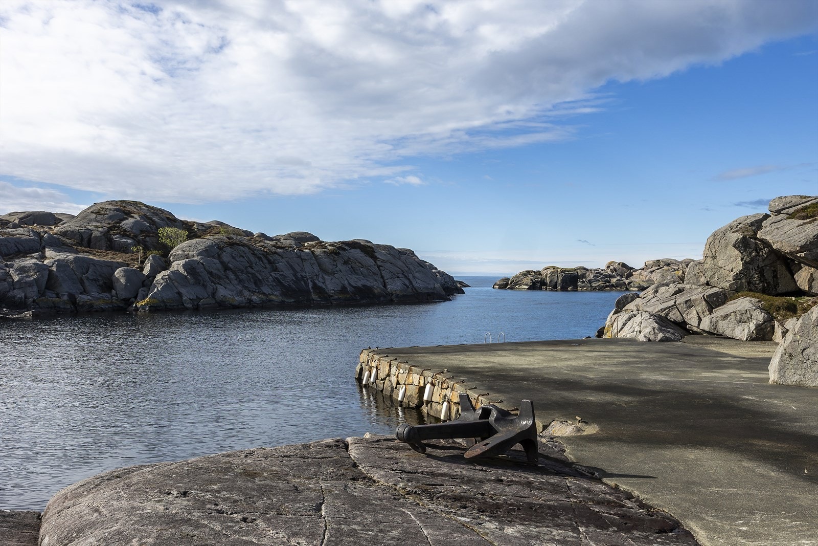Fra brygga ser man rett ut mot åpent hav. Galleribilde