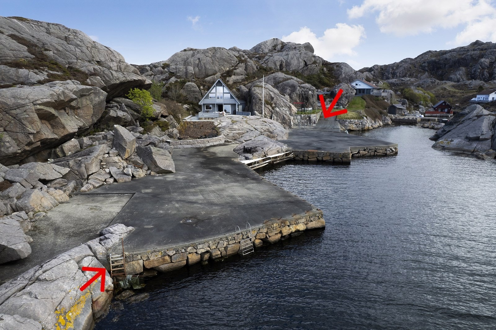 En flott frittliggende fritidseiendom med stor brygge, usjenert plassert i en lun vik i havgapet. Foto: Arne Ove Østebrøt Galleribilde