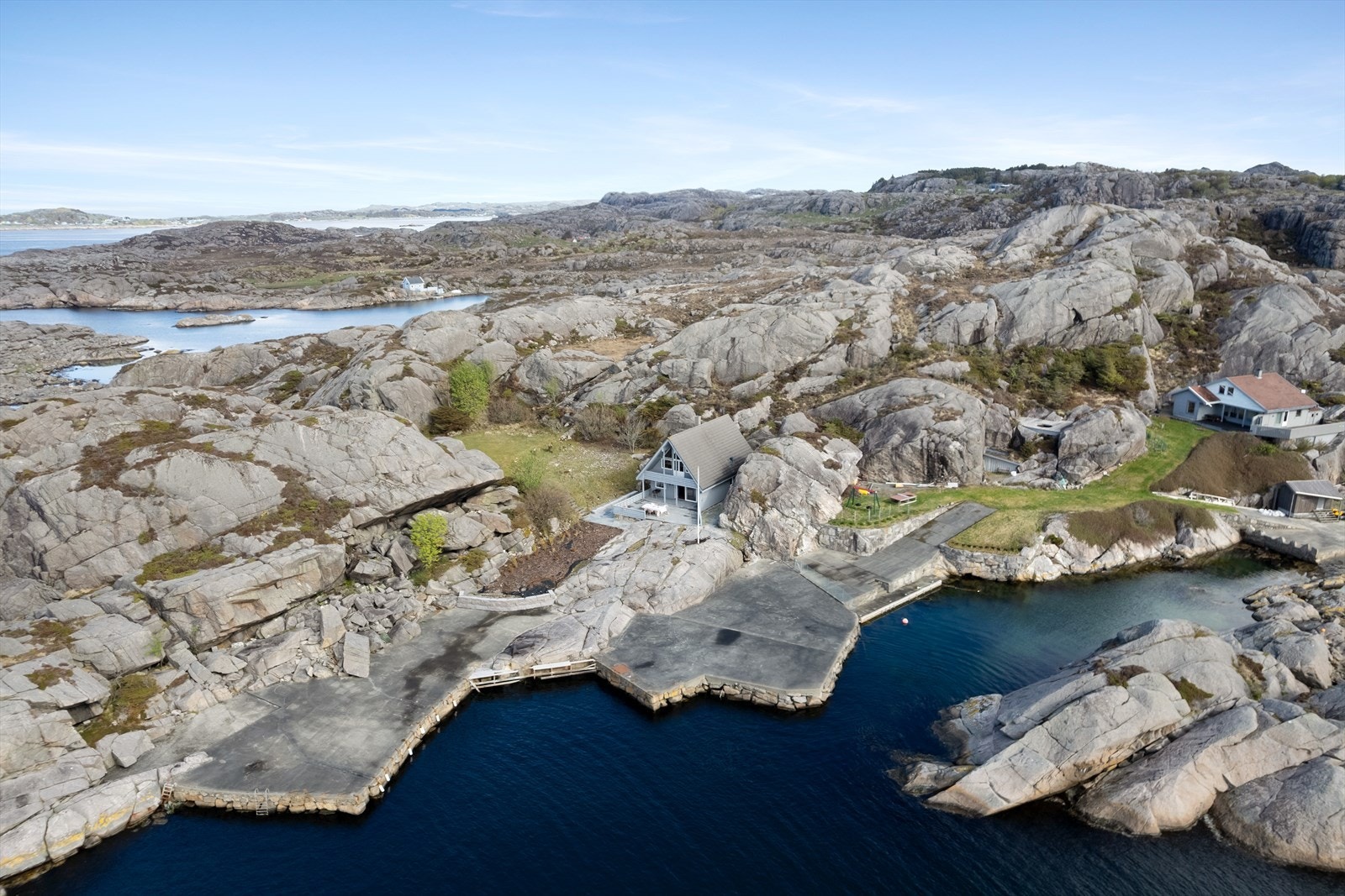 Eiendommen ligger omkranset av svaberg og kystnatur. Galleribilde