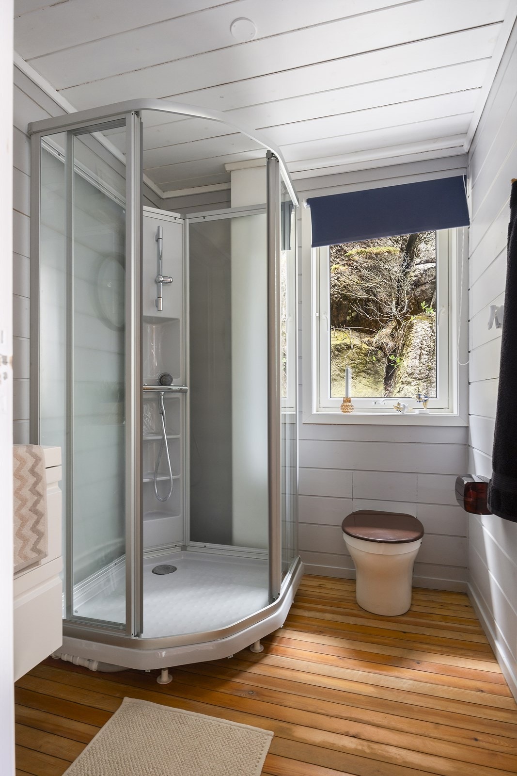 Badet er utstyrt med dusjkabinett og toalett av typen snurredass. Galleribilde