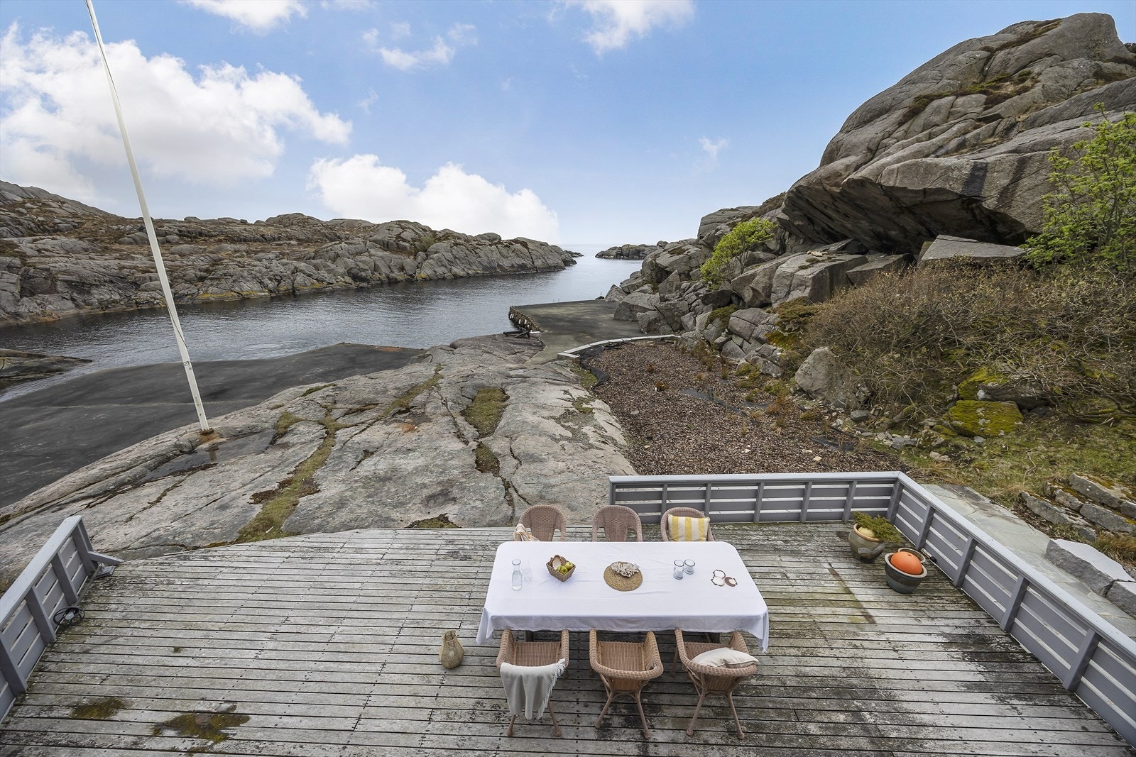 Uteplassen er et perfekt sted for å nyte lange sommerdager ved sjøen. Galleribilde