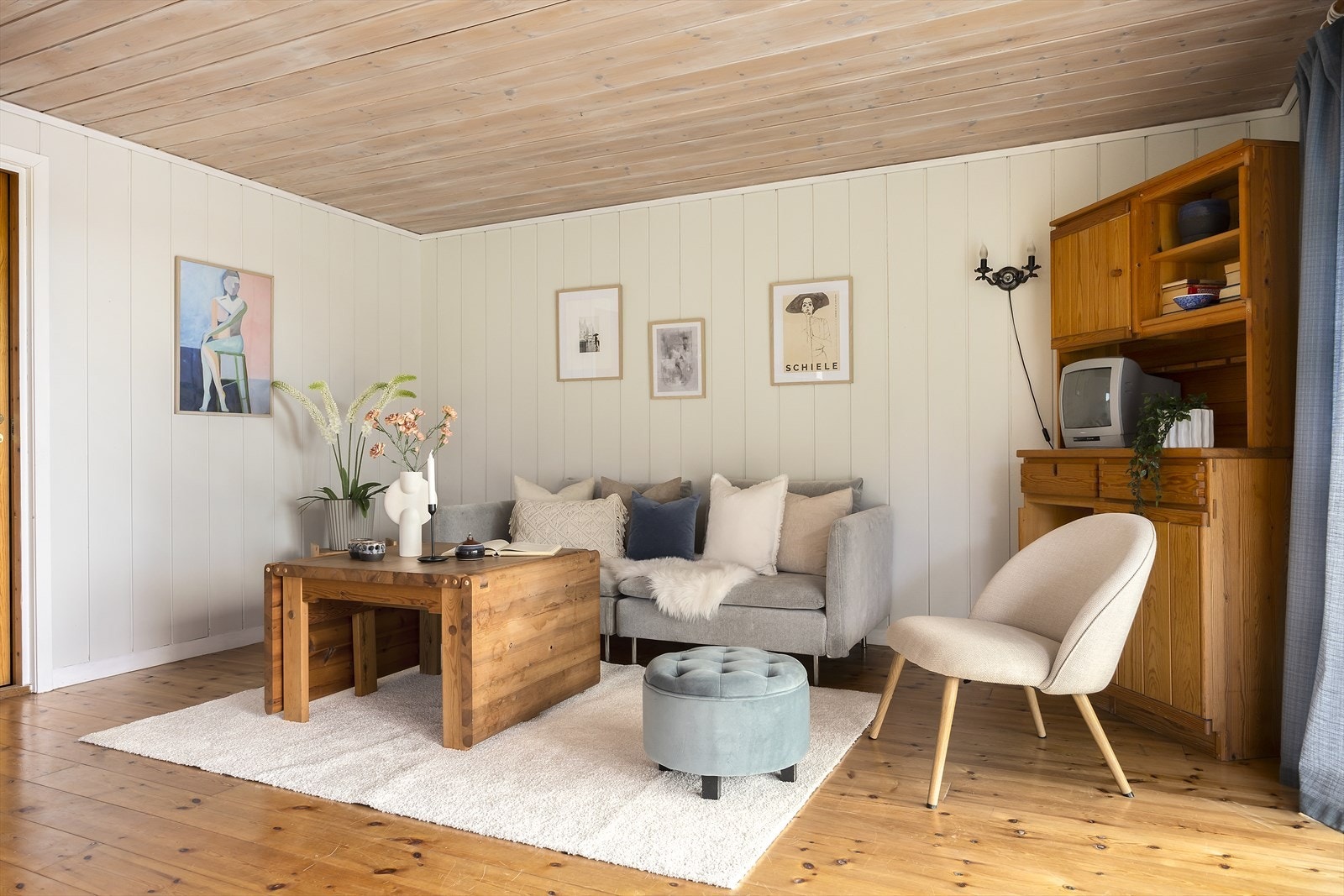 Hyttas gjennomgående materialvalg med treverk skaper en helhetlig og klassisk stil. Galleribilde