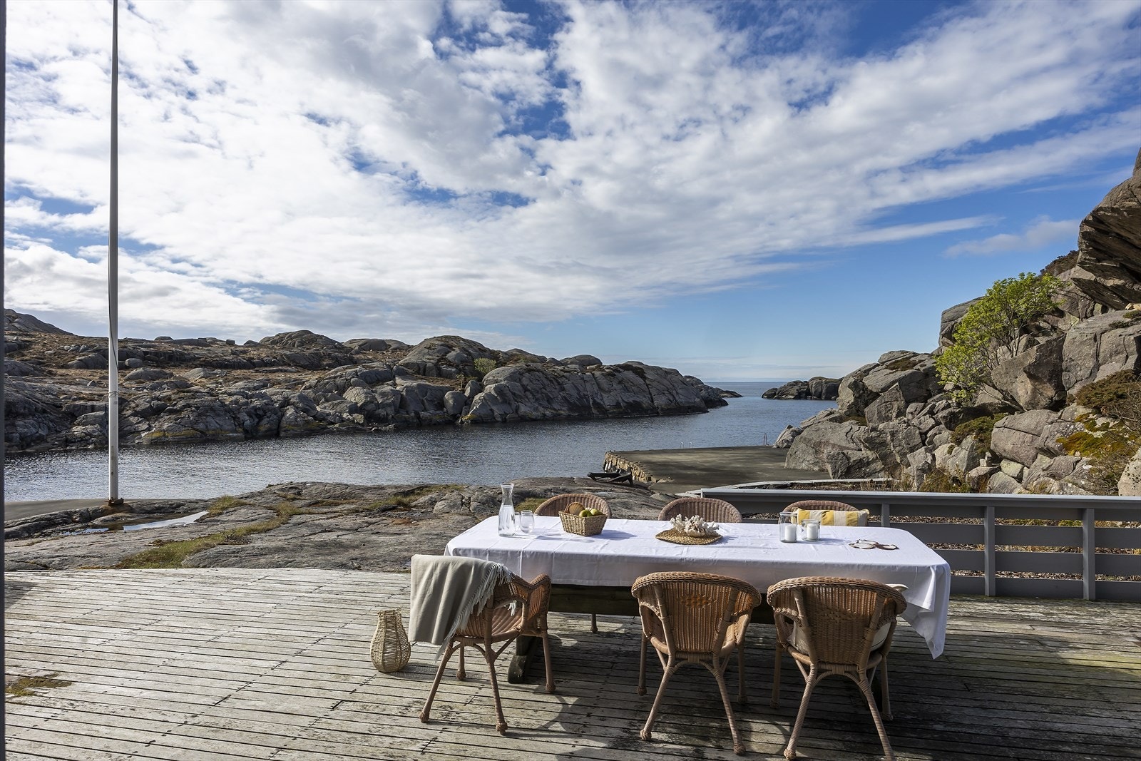 Den romslige terrassen er en naturlig forlengelse av stuen, med nydelig utsikt mot sjøen. Galleribilde