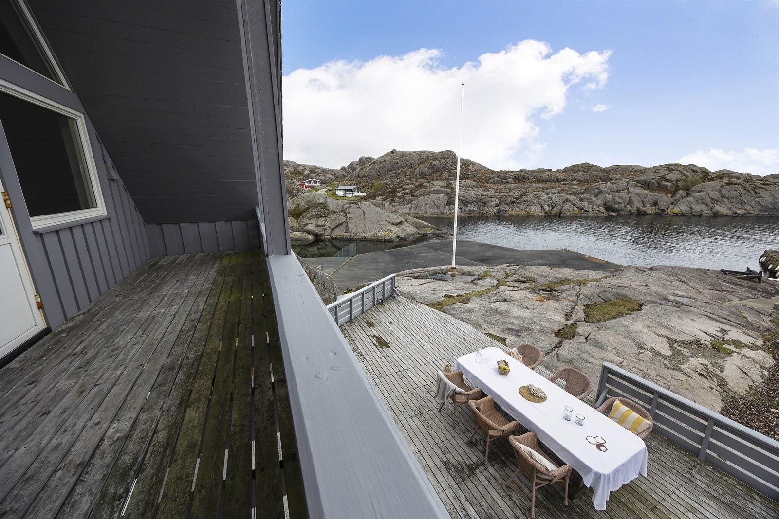Fra balkongen i andre etasje har man god oversikt over terrassen og bryggeområdet. Galleribilde