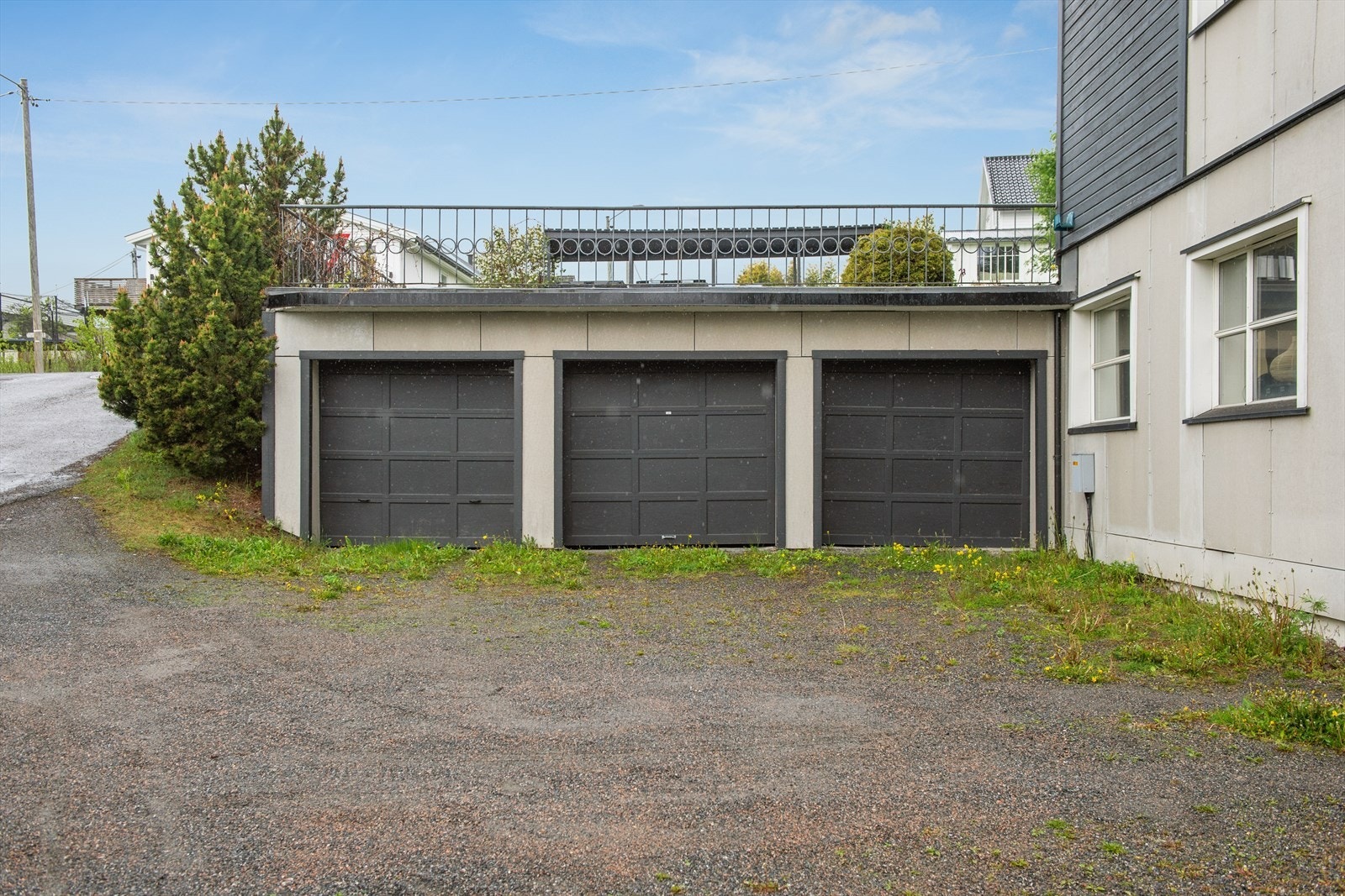 Det medfølger en parkeringsplass i felles garasjeanlegg. Galleribilde