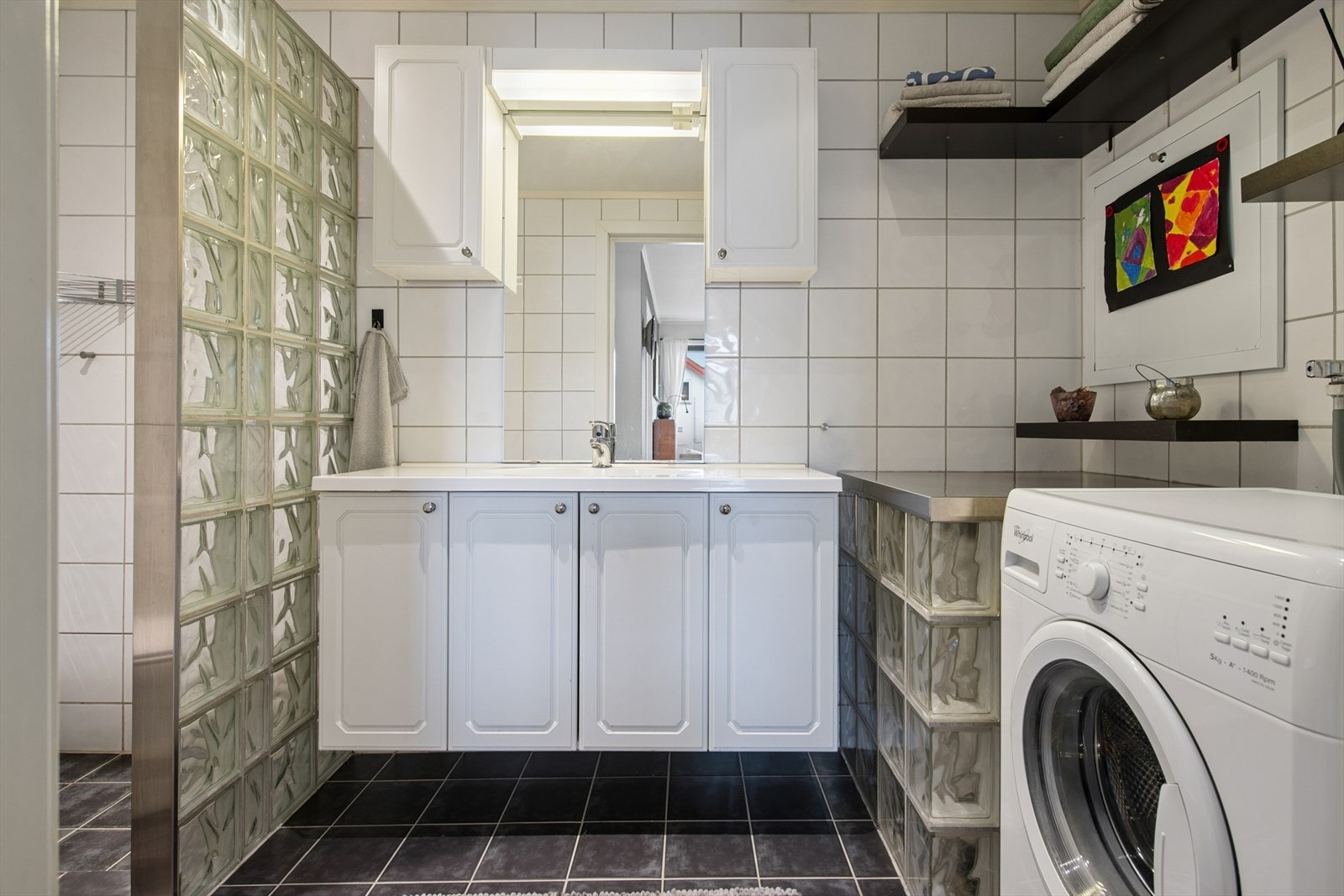 Badet er utstyrt med servant med underskap, speil og har opplegg for vaskemaskin. Galleribilde
