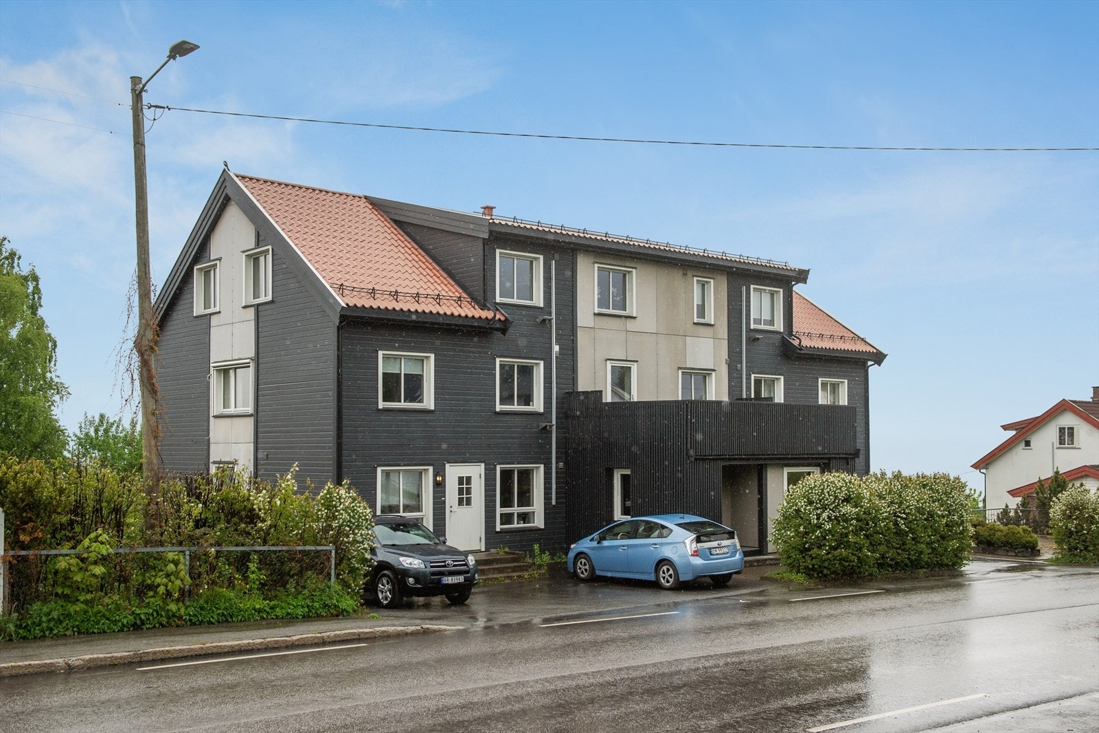 Bygget ble oppført i 1950 og betydelig oppusset i 2004. Fasaden har liggende trekledning og fasadeplater. Galleribilde