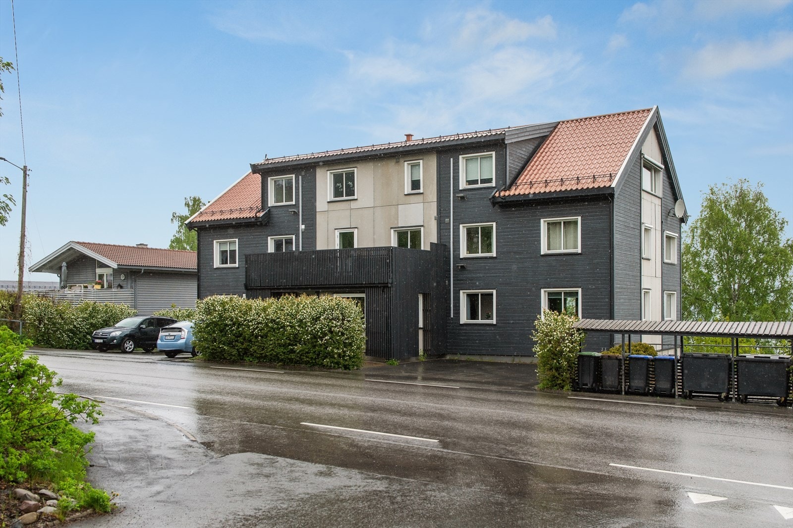 Bussholdeplassen Grensen ligger kun ett minutt unna, og det er kort vei til skoler og barnehager i området. Galleribilde