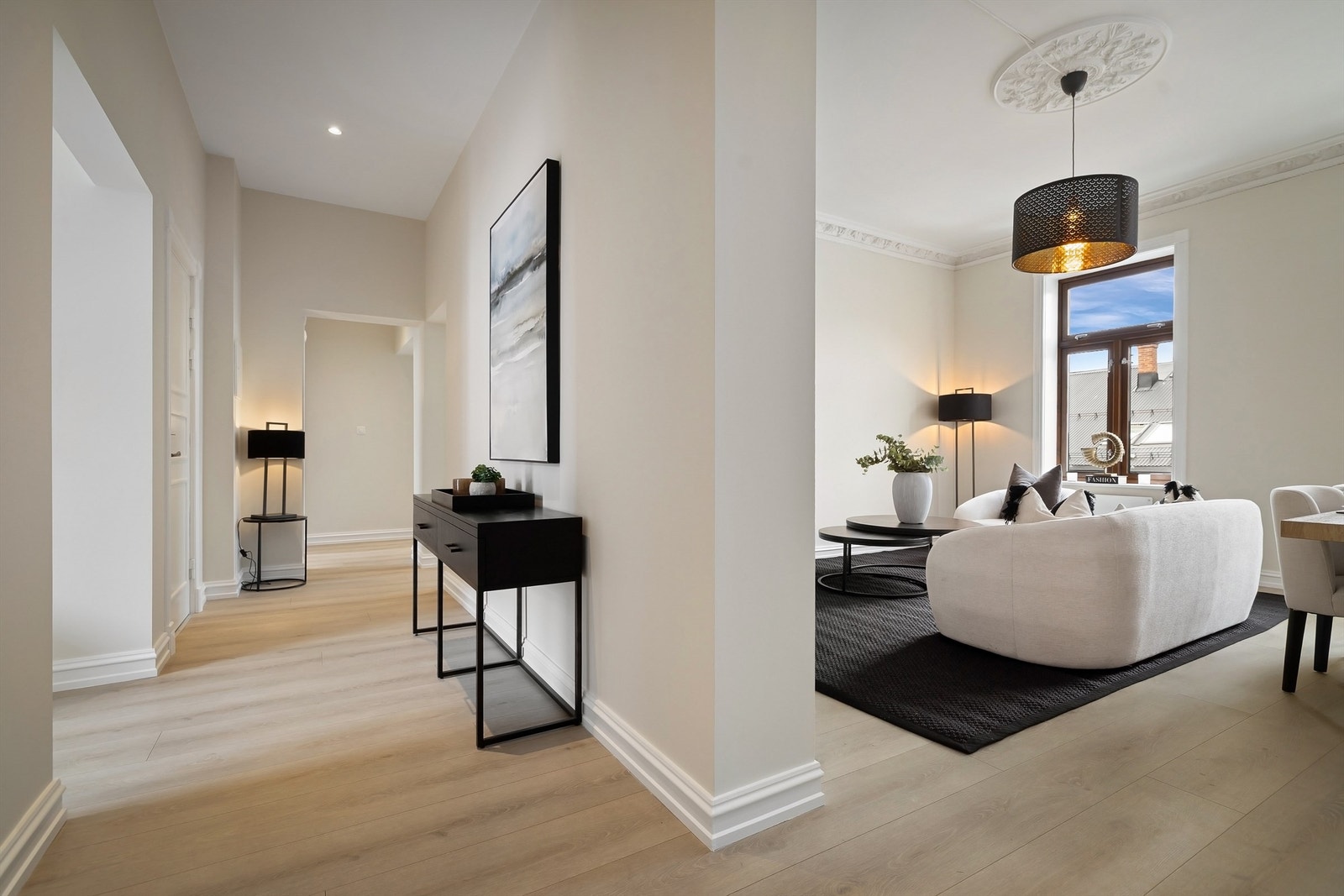 Plass til oppheng for yttertøy og skostativ samt kommode i gangen. Nedfelt himling med downlights Galleribilde