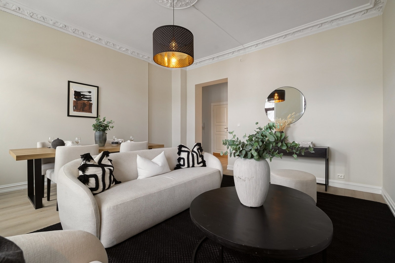 Det er plass til både spisebord og sofagruppe Galleribilde