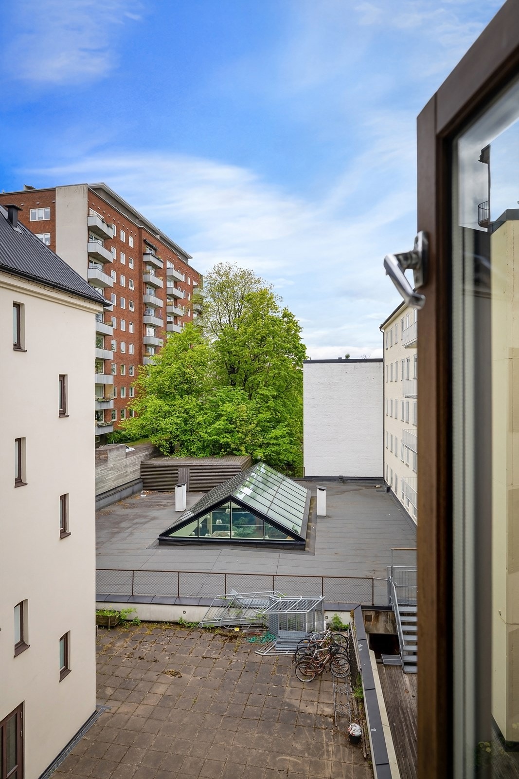 Rommet vender ut mot indre gård Galleribilde