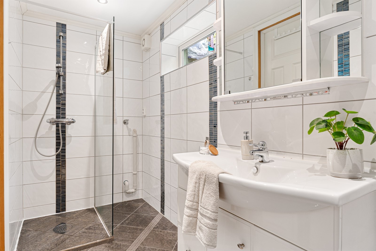 - Bad i underetasje med opplegg for vaskemaskin - Galleribilde