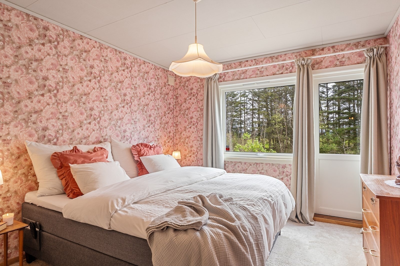 Hovedétasjen har to soverom. Hovedsoverommet har innebygde garderobeskap god plass til dobbeltseng, samt utgang til egen altan! Galleribilde