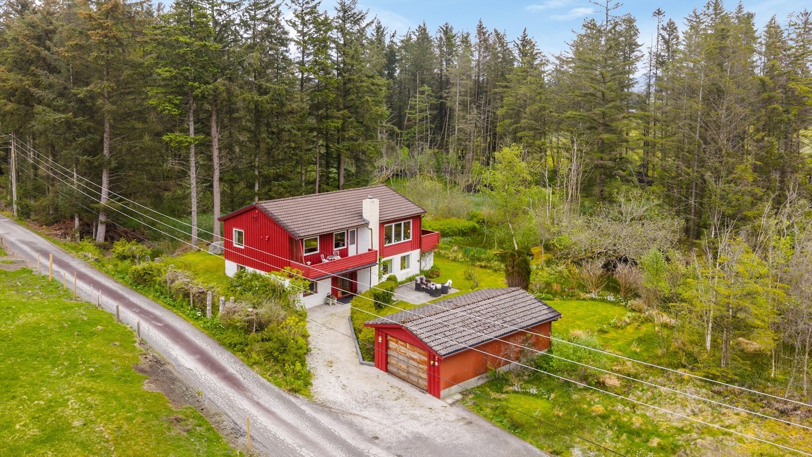 Her bor du usjenert og rolig, med nærhet til skog og mark, men samtidig sentralt med kort vei til skoler, barnehager og daglige servicetilbud. Området er kjent for sitt trygge og gode naboskap. Galleribilde