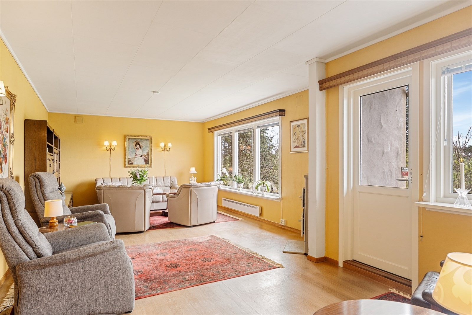 Rommet har flere innredningsmuligheter og plass til både sofagruppe og spisebord. Galleribilde