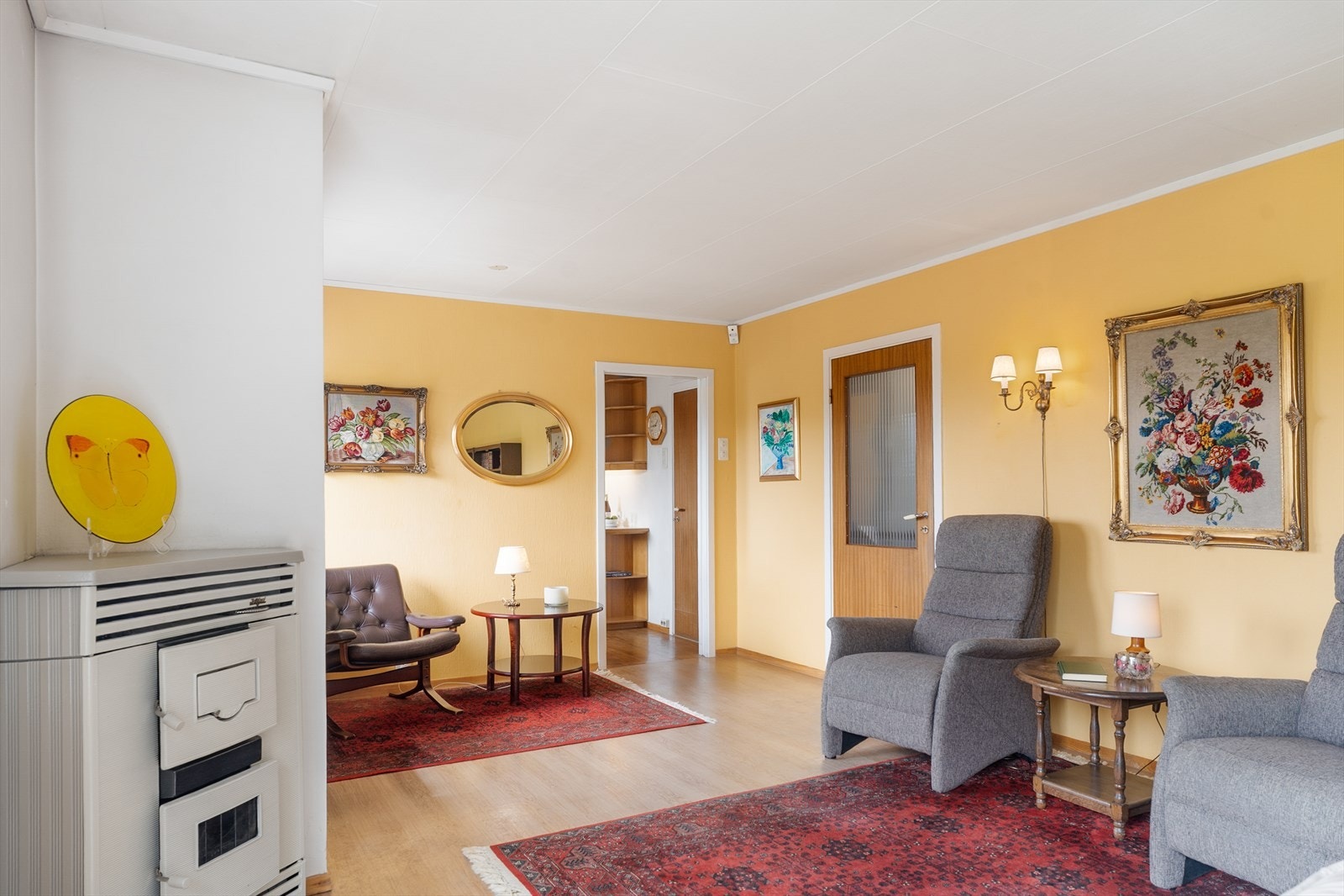 Rommet har kombinert vedovn og oljebrenner (oljebrenneren er ikke i bruk). Galleribilde