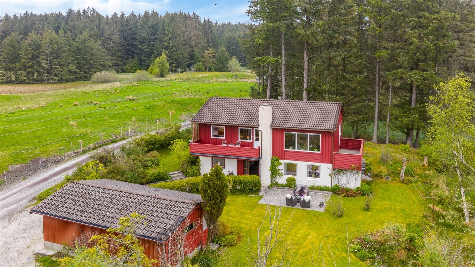 Eiendommen har en landlig og idyllisk beliggenhet på Stange/Torvastad, et meget populært område for barnefamilier. Galleribilde