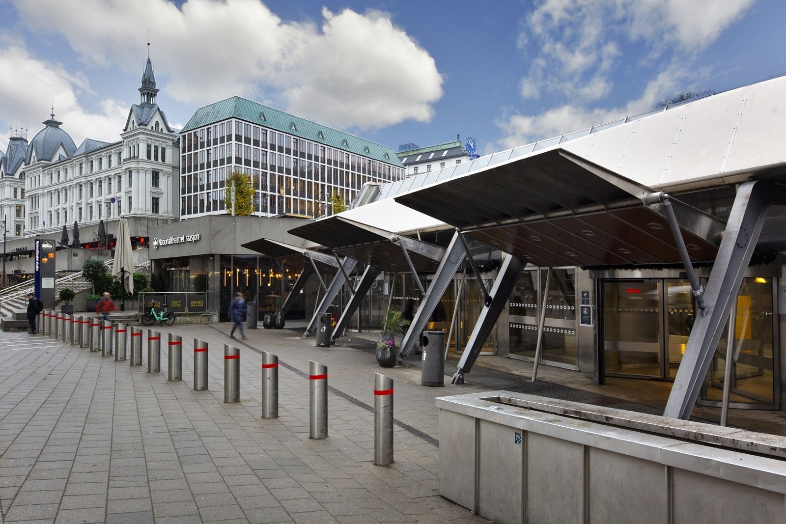 Enkel tilgang til tog/flytog, buss, trikk og T-bane. Kort vei til nedgangen fra Henrik Ibsens gate. Ellers ca. 6-7 min gange til Nationaltheatret. Galleribilde
