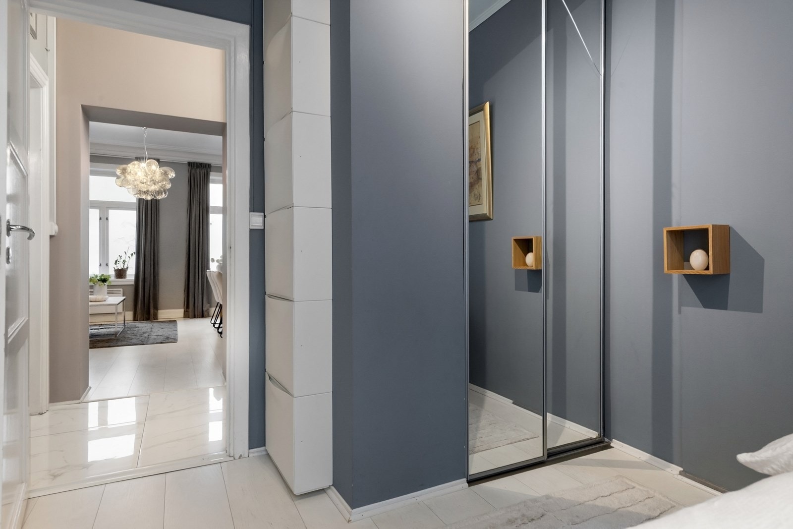 Ustyrt med skyvedørsgarderobe og skoskap. Galleribilde