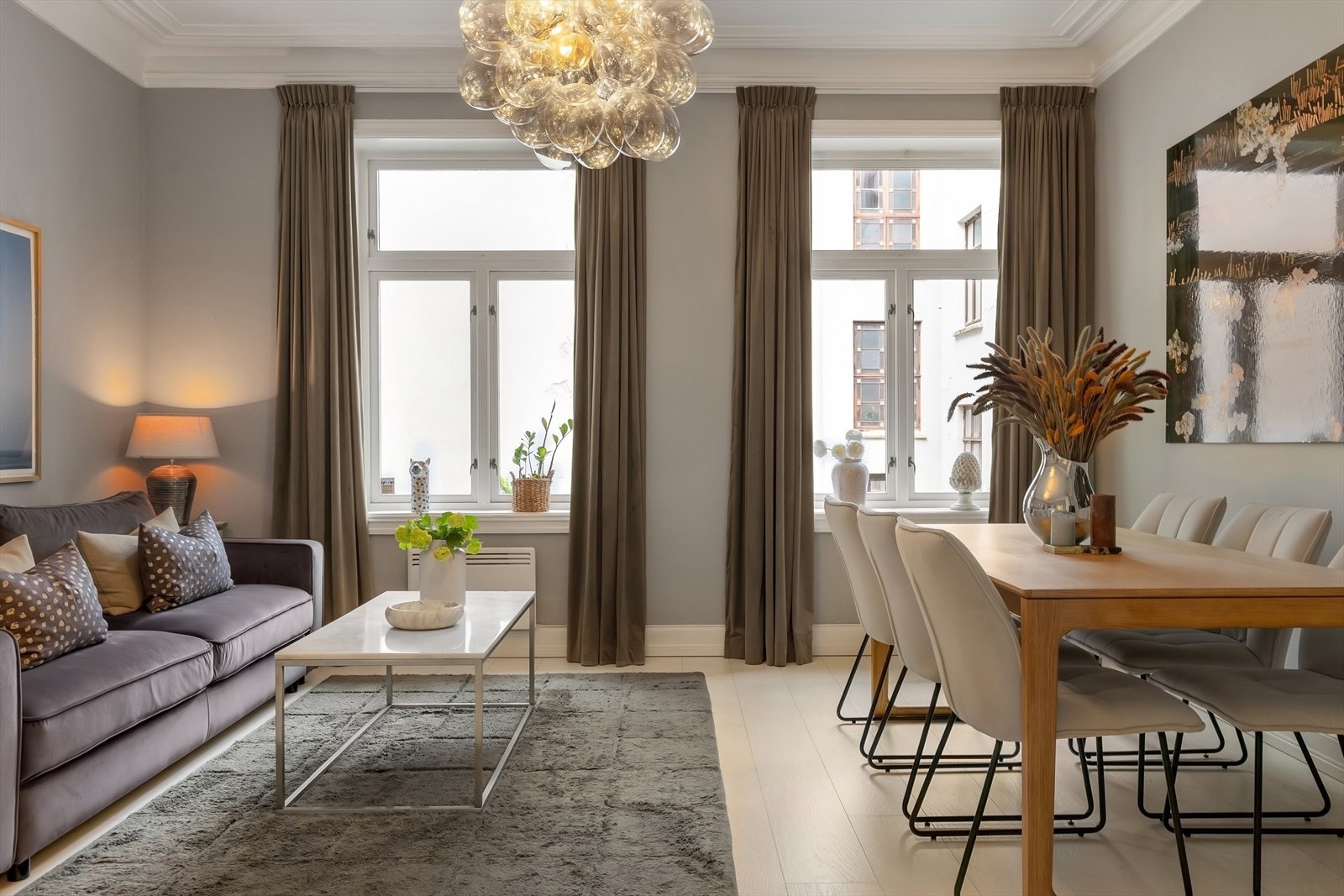 Leiligheten har store rom og vindusflater som gir lys og en god atmosfære. Galleribilde