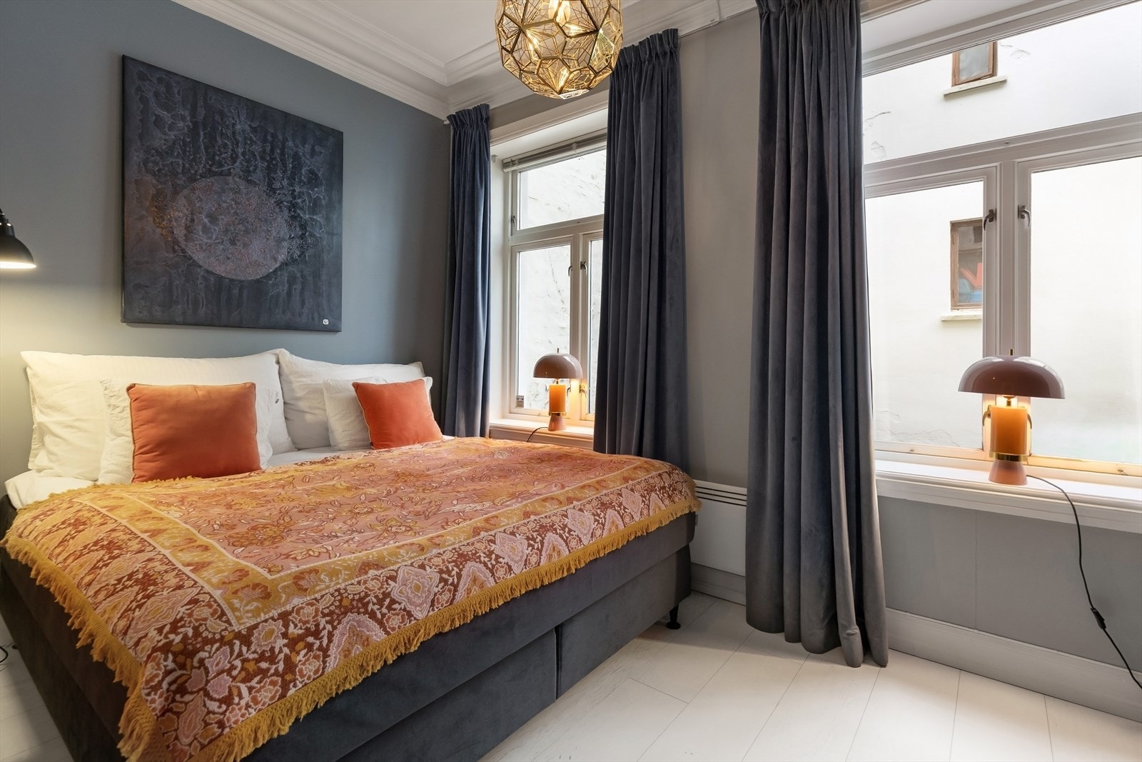 Hovedsoverom har med plass til dobbeltseng. Store vinduer og dype karmer. Galleribilde