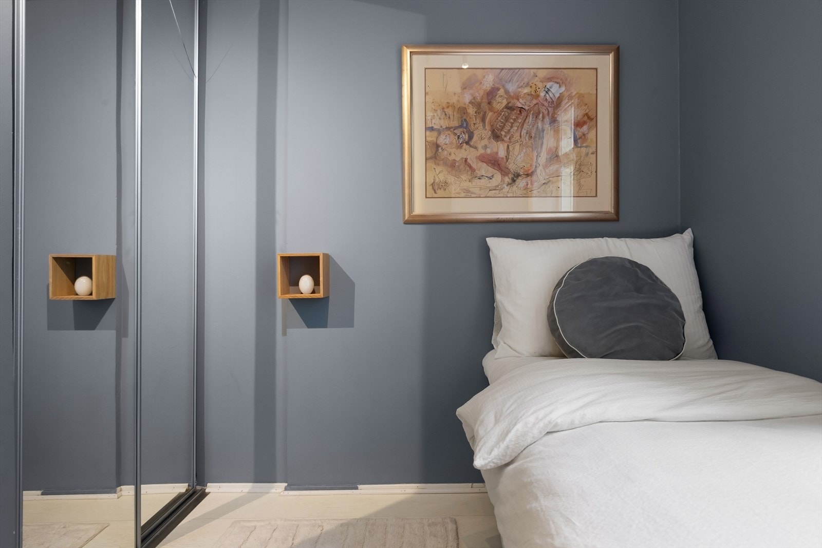 Ustyrt med skyvedørsgarderobe. Galleribilde