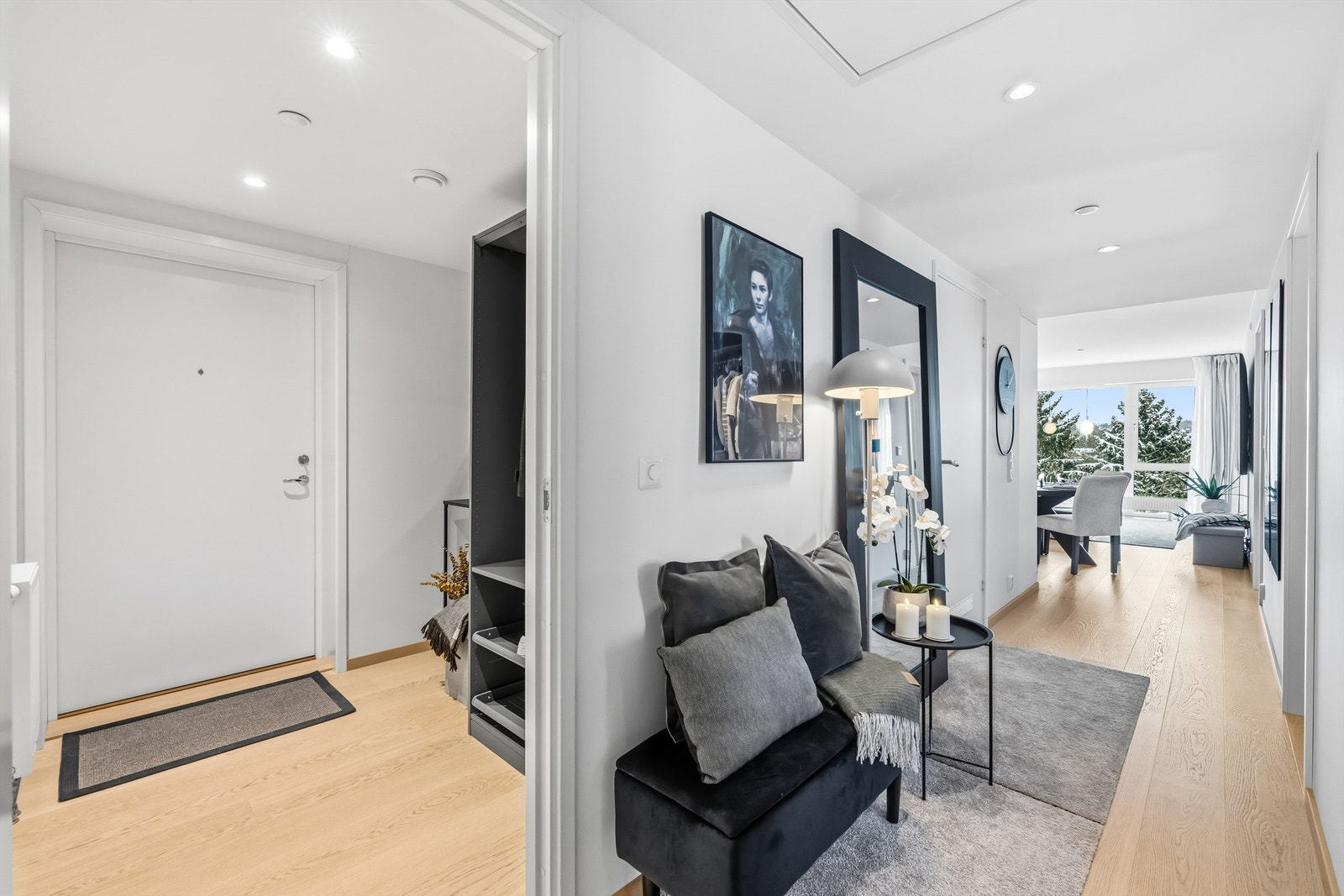Lys og innbydende entré med et praktisk garderobeskap hvor du har plass til sko og yttertøy. Galleribilde