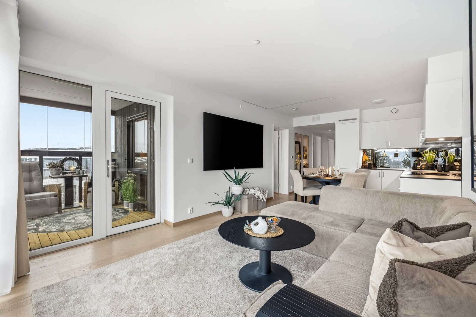 Fra stuen er det utgang til en innglasset balkong med plass til sittegruppe. Galleribilde