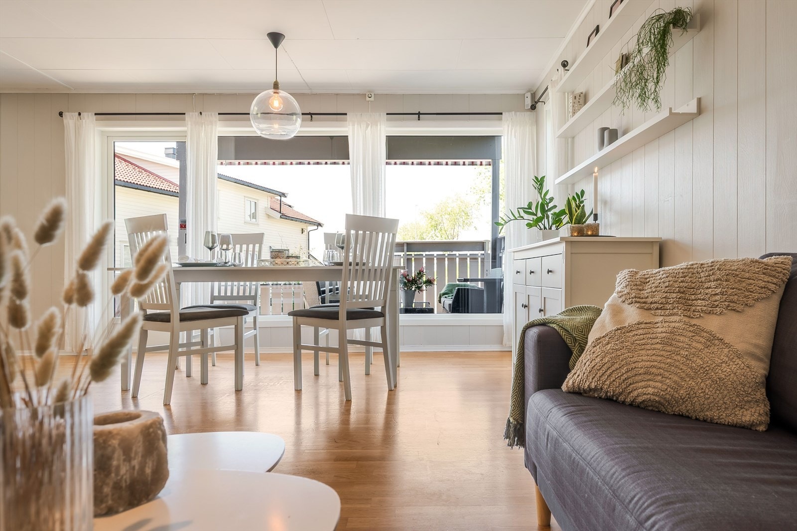 Her får du en lys og innbydende stue med store vinduer som slipper inn rikelig med naturlig lys. Galleribilde