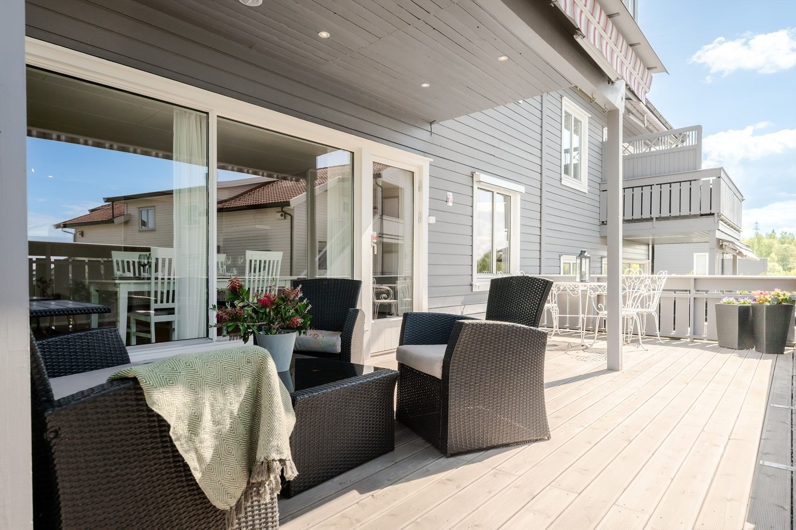 Terrassen er på hele 22 m² og er delvis overbygd. Det er også montert terrassemarkise om det skulle være behov for solskjerming. Galleribilde