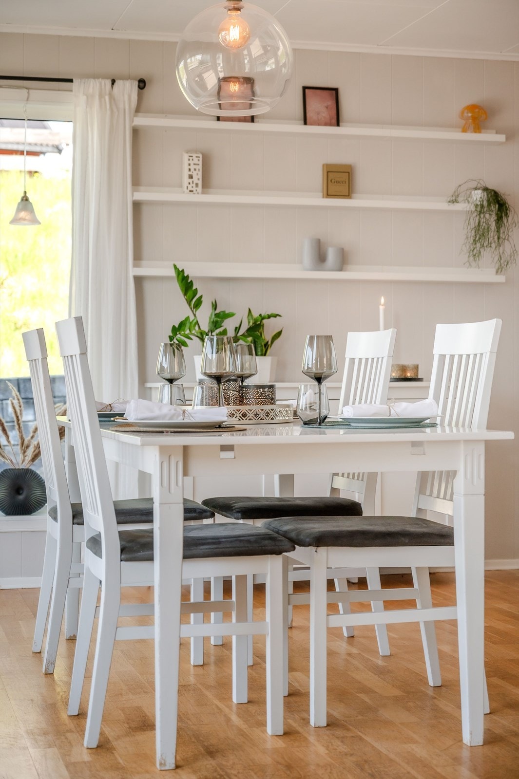 Rommet er åpent og sosialt - perfekt for sosiale sammenkomster. Galleribilde