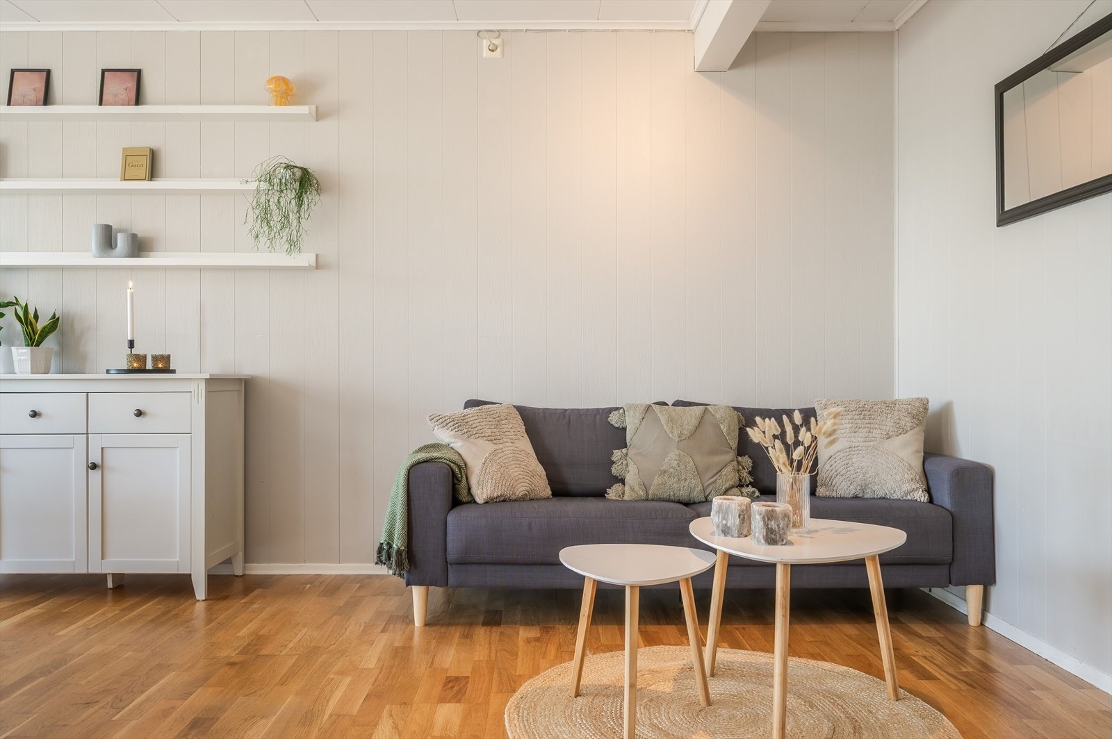 Veggene er malt i en lys og behagelig farge og på gulvet er det parkett. Galleribilde