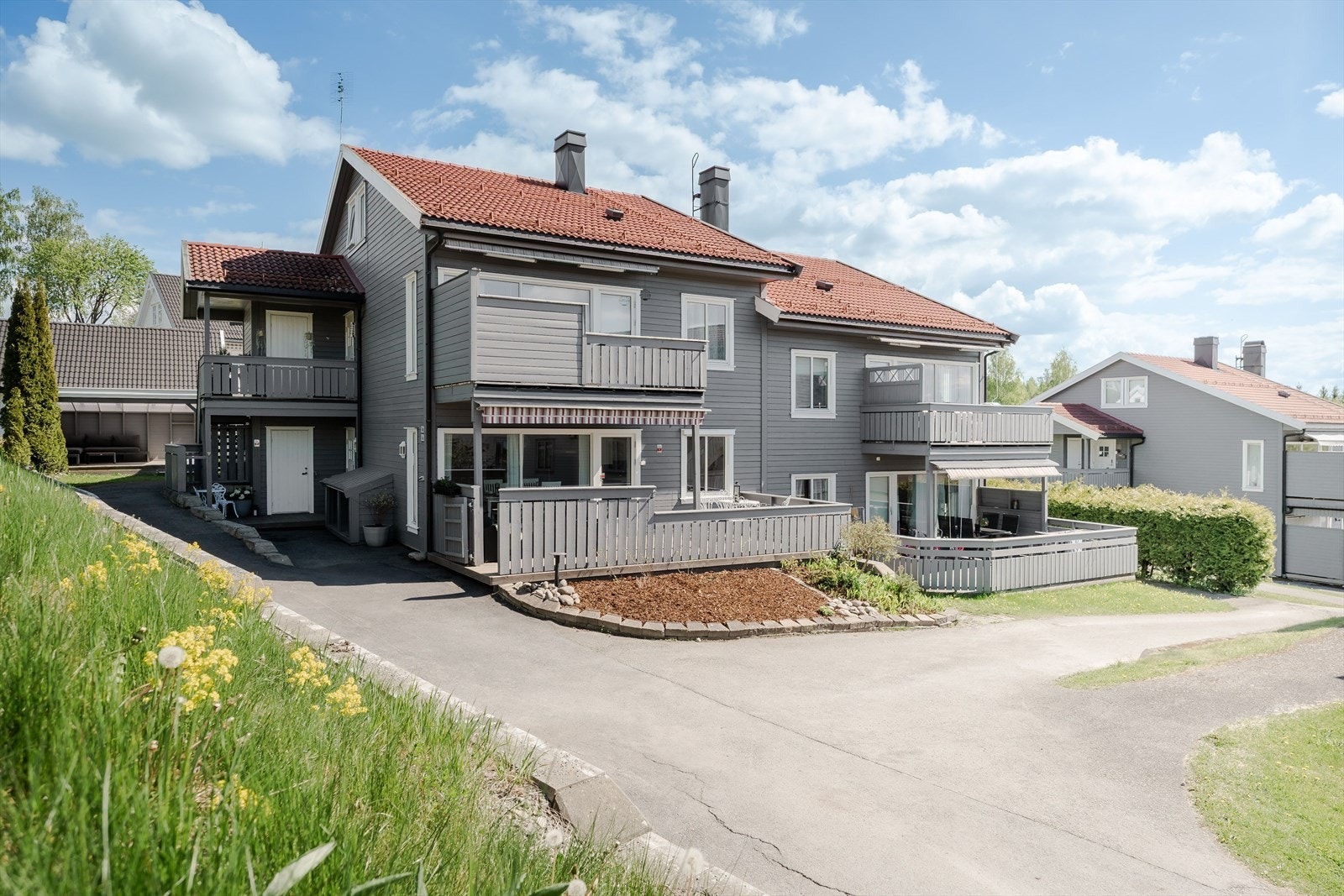 Leiligheten ligger praktisk til på bakkeplan i denne 4-mannsboligen. Galleribilde