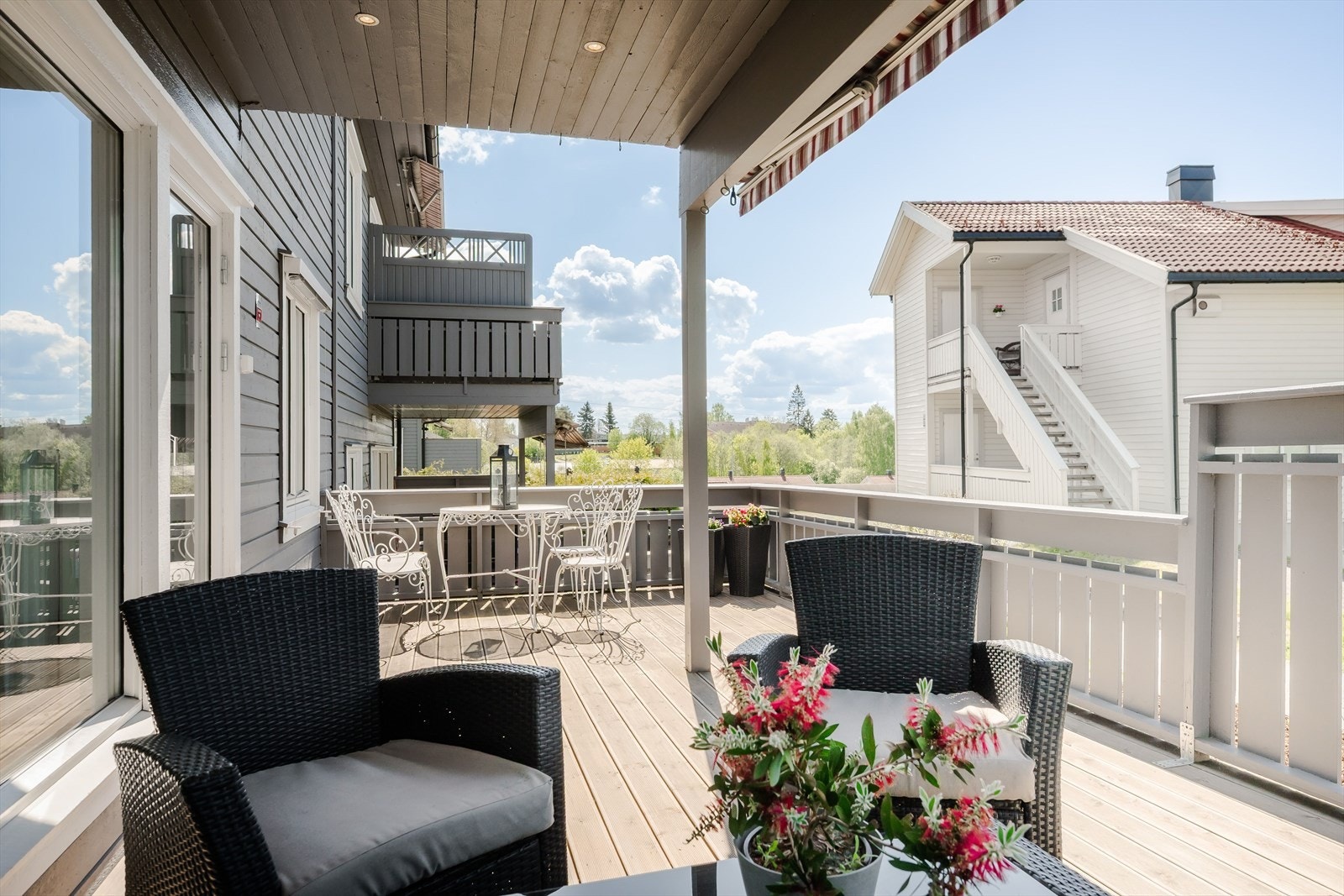 Fra stua er det utgang til stor, vestvendt terrasse. Galleribilde