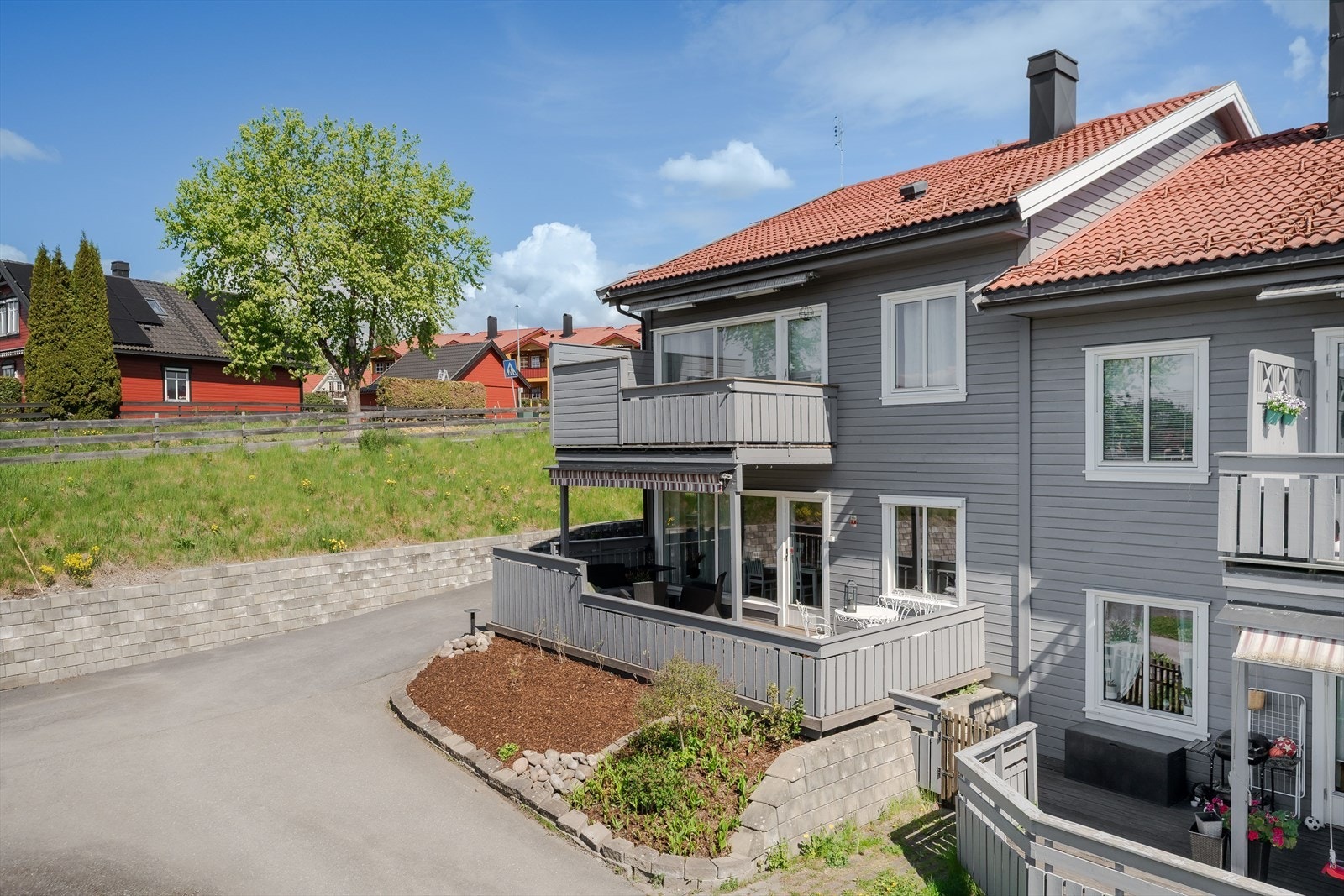 Sameiet har pent opparbeidet fellesområde med asfalterte internveier og stier. Galleribilde