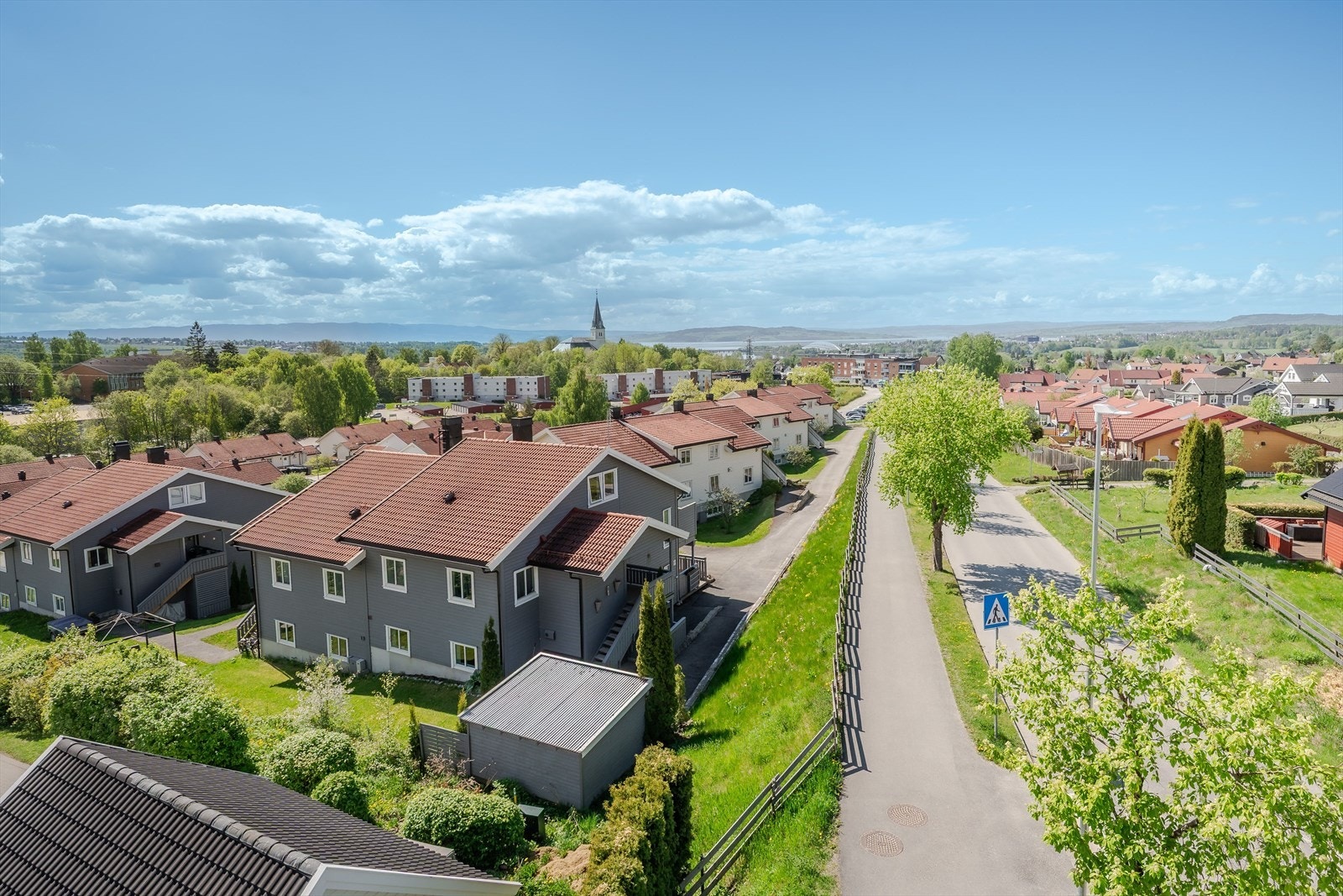 Leiligheten ligger i et rolig og etablert boligområde på Ridabu. Herfra er det kort vei til både skoler, barnehager, bussforbindelse og dagligvarebutikk. Galleribilde