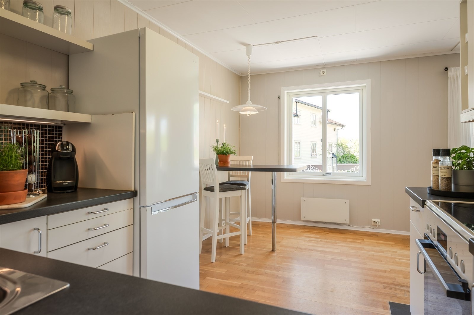 Det er montert barbord på kjøkkenet, noe som fungerer fint som frokostplass og avlastningsbord. Galleribilde
