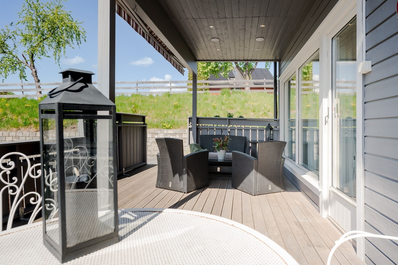Her er det god plass til flere sittegrupper, grill og annet ønskelig. Galleribilde