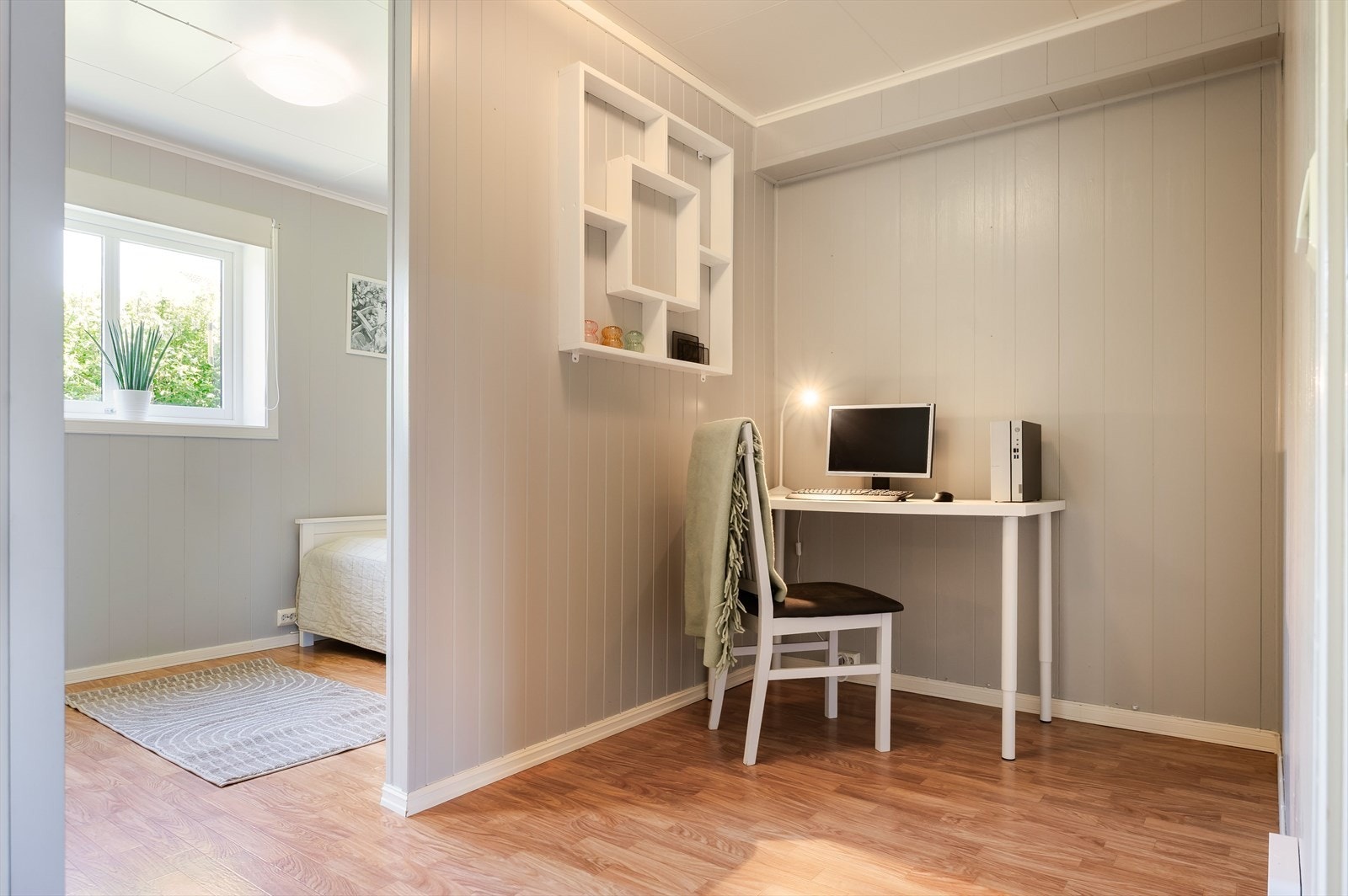 Leiligheten har to soverom. Dette er det største som er delt inn i to soner. Én del som soveplass og én del som kontor. Galleribilde