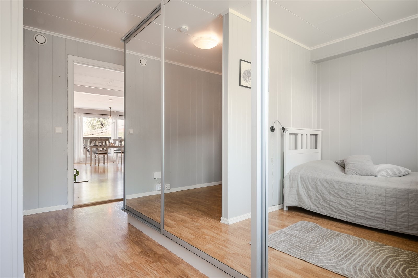 Rommet har en romslig skyvedørsgarderobe med speilfronter. Galleribilde