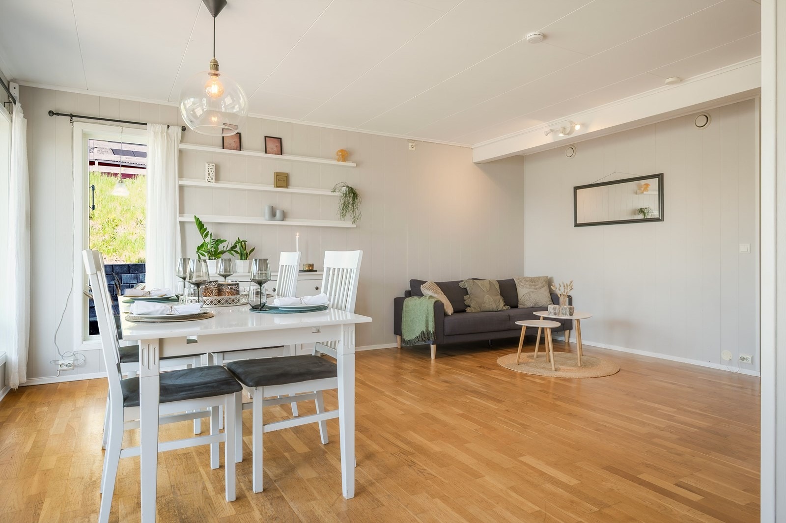 Det er plass til både sofagruppe med tilhørende sofabord, samt spisestuebord i stua. Galleribilde