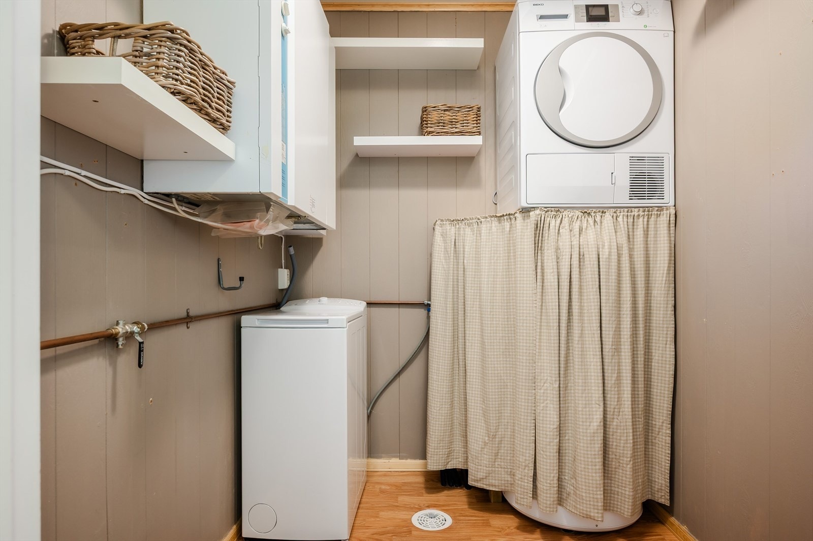 Leiligheten har en innvendig bod/teknisk rom. Her er det også opplegg for vaskemaskin. Galleribilde