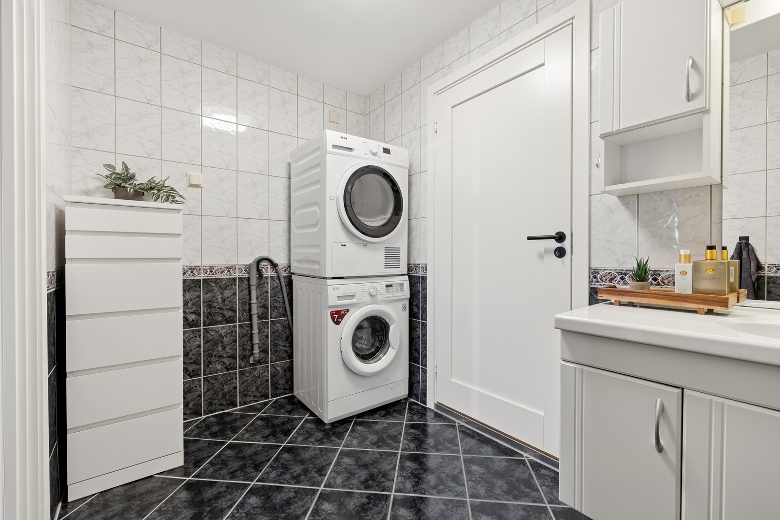 Badet er romslig og har opplegg for vaskemaskin og tørketrommel. Galleribilde