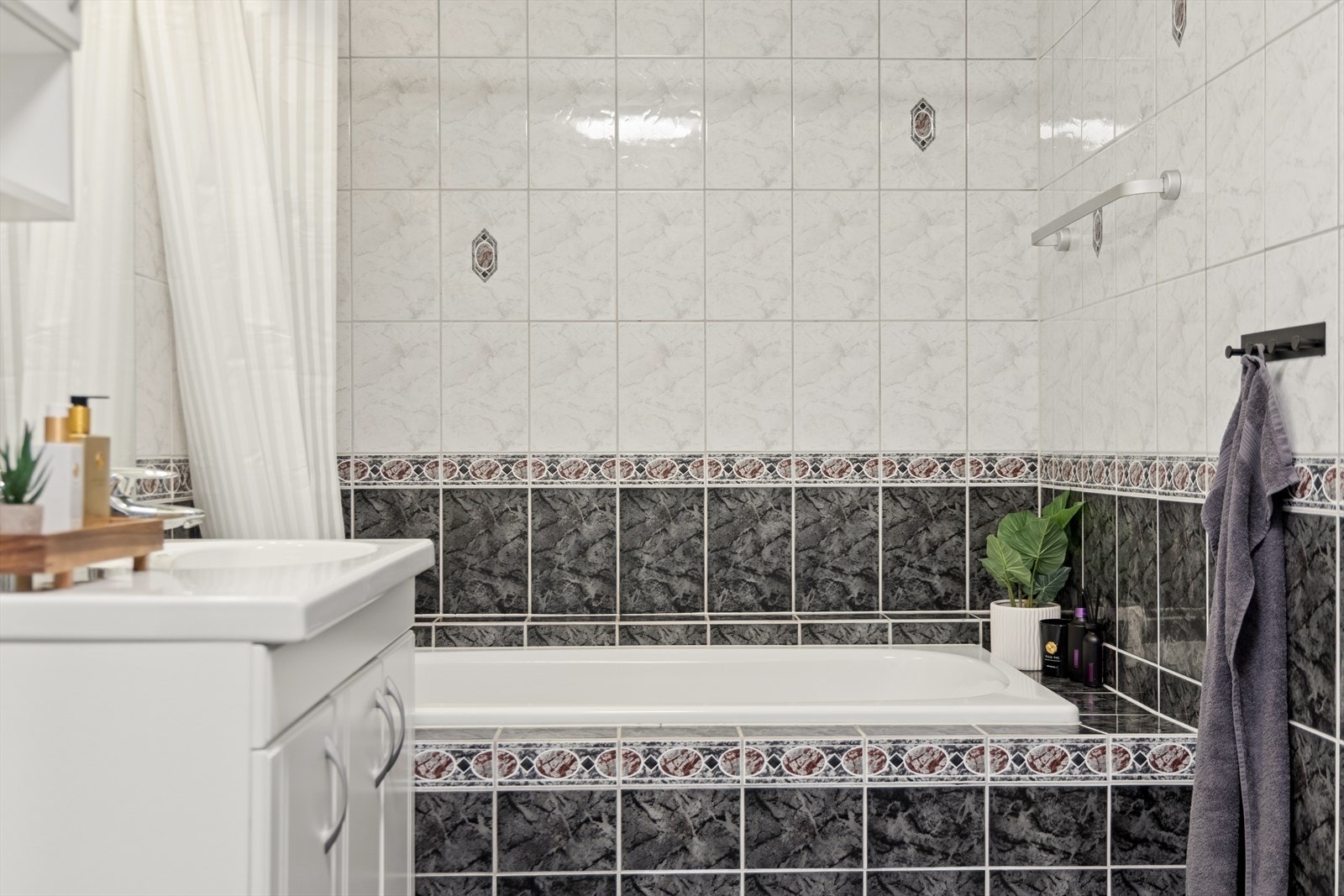 Badekar for avslappende stunder. Rommet har mekanisk avtrekk. Galleribilde