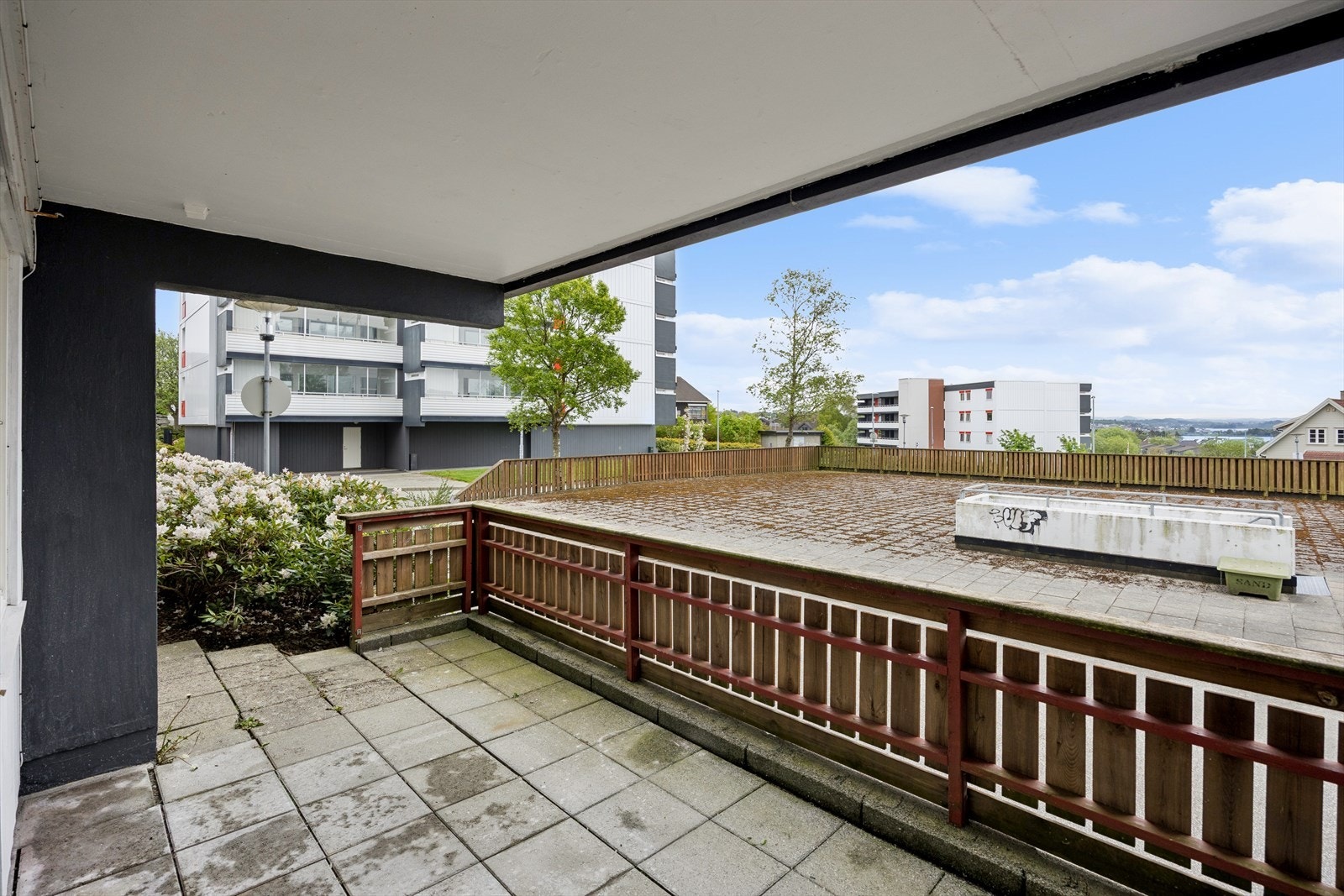 Fra stuen er det utgang til en romslig terrasse på cirka 14 m². Galleribilde