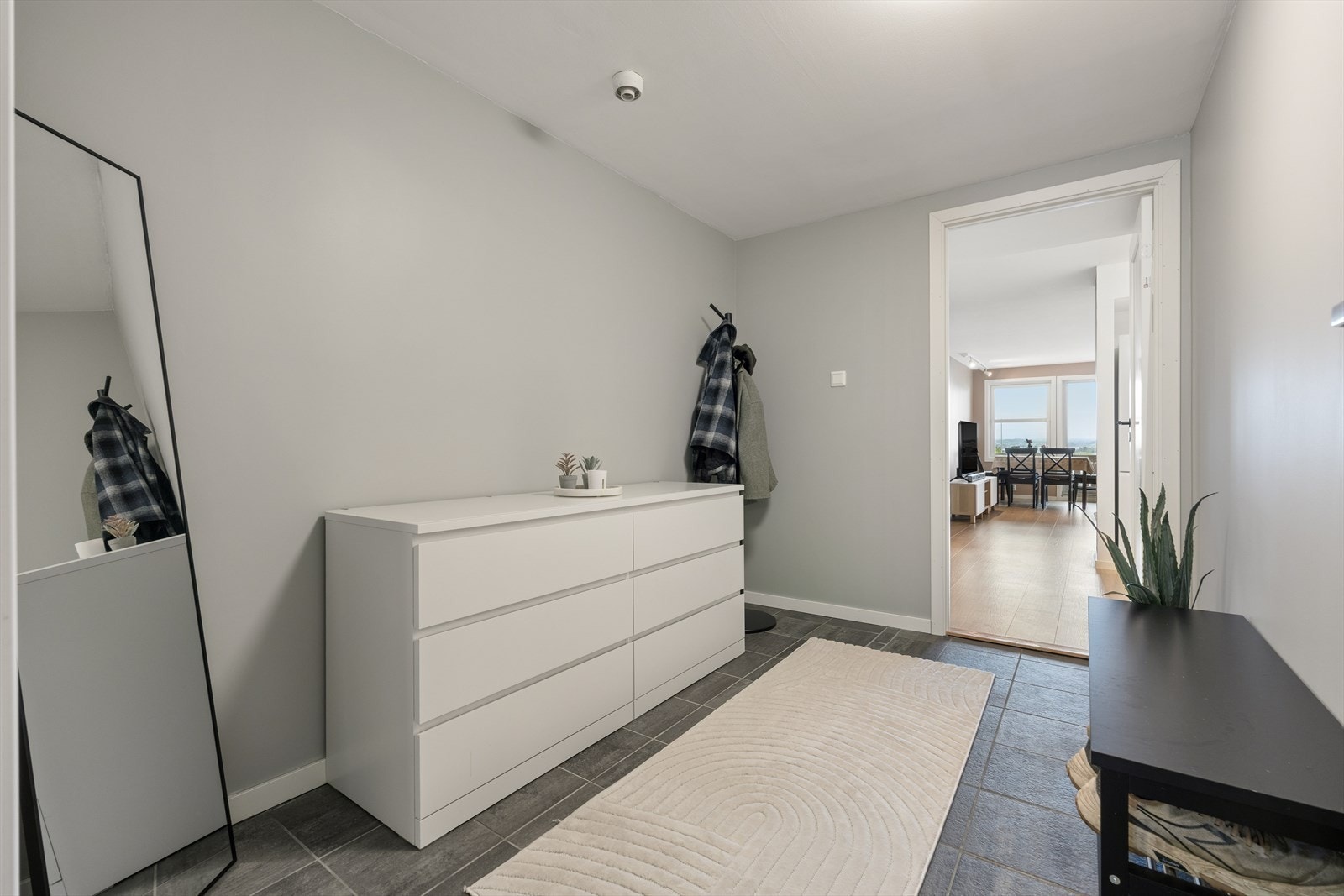 Fra entréen åpner leiligheten seg opp mot stuen og fellesarealene. Galleribilde