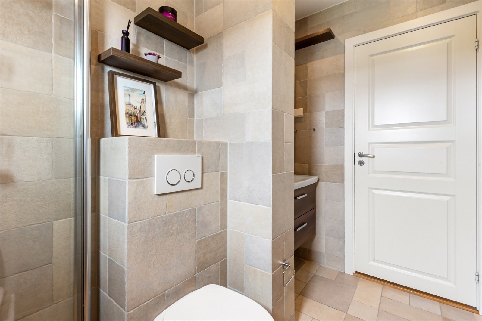 Badet har flislagte overflater, varme i gulvet og downlightsbelysning i taket. Galleribilde