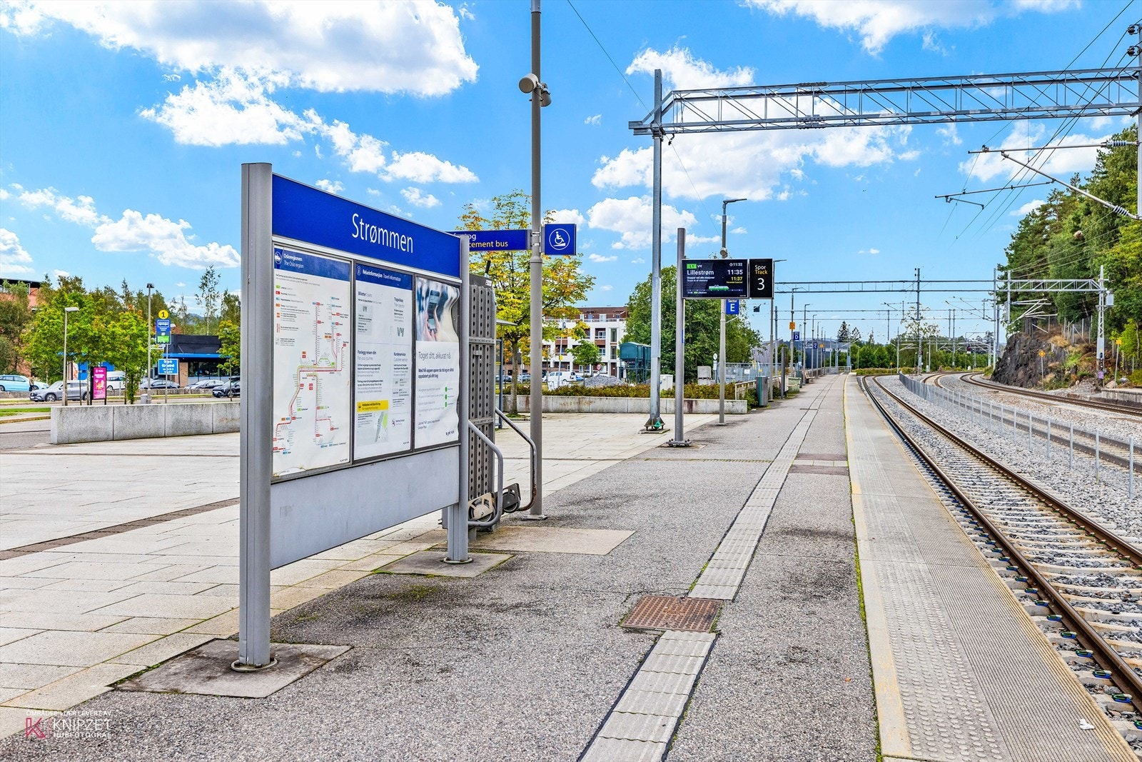 Kort vei til toget både på Strømmen, Sagdalen og i Lillestrøm. Bussholdeplass ligger også like ved. Galleribilde